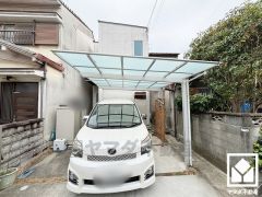 ハイルーフ車可能なカーポート付きの駐車スペースを1台分完備。重い荷物や雨の日の移動もスムーズで、快適なカーライフを実現。