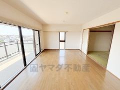 広々13.8帖のLDが魅力。家族全員がリラックスできる、ゆったりとした快適リビングで温かい団らんの時間を。