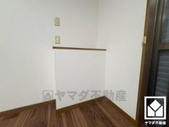 1階リビング・2階6.5帖の洋室には、電話台や飾り棚などとしてもお使いいただけるカウンタースペースがございます。