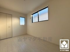 約5帖の東側洋室です。2面採光の窓からは明るい光が降り注ぎます。柔らかな光が差し込むお部屋で、快適で落ち着いた生活をお送りいただけます。