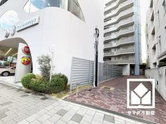 ショッピングセンター「エビスタ西宮」やショッピングモール「夙川グリーンタウン」まで徒歩10分など、大型商業施設も徒歩圏内に複数揃う立地です。