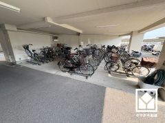 サイクルラックの設置された屋内駐輪場を完備。スッキリ整理されて、自転車同士の接触や転倒の心配がございません。（年額1200円）