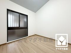 約4.5帖の洋室です。大きな窓から柔らかな光が差し込む洋室で、快適で落ち着いた生活をお送りいただけます。