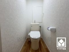 明るく清潔感溢れるトイレです。温水洗浄便座付きで、季節を問わずいつでも温かい便座をお使いいただけます。