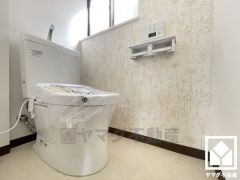 トイレが1階と2階にあるので、朝の忙しい時間にも混雑せず快適です。温水洗浄便座付きで、季節を問わずいつでも温かい便座をお使いいただけます。