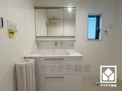 収納付きでスッキリお使い頂ける3面鏡の洗面台です。カウンターが広めなので、忙しい朝でも身支度がしやすく時短になります。