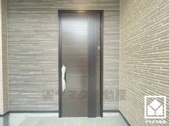 ナチュラルな木目調のドアが落ち着いた雰囲気を演出し、訪れる人々を温かく迎えます。