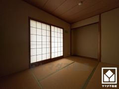 陽光がたっぷり差し込む洗練された和室。温かみのある畳のスッキリとしたデザインが、暮らしを心地よく彩ります。
