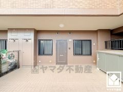 専用ポーチは約25.08平米でお子様も走り回れるほどの広さがあります。物置も設置されており、お掃除道具や園芸用品なども収納可能です。プランターを置いてガーデニングなどもお楽しみいただけます。