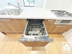 毎日の家事の負担を軽減でき、水道代の節約にもなる食器洗乾燥機付き。