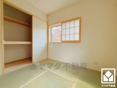 客間にもなる十分な広さの和室です。子どもの遊び場、お昼寝スペース、時には書斎にも。和室があると、暮らしの幅がぐんと広がる。