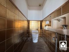 ゆったりとした広さがあるトイレ。手洗いが別になっているので、衛生的に使えます。機能性とセンスが融合した、居心地の良いプライベートスペースです。温水洗浄便座付きで、季節を問わずいつでも温かい便座をお使い