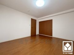 おしゃれなインテリアが映える明るい洋室で、リラックスしたひとときを過ごせます。