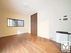 約7帖の1階洋室です。太陽光発電の屋内蓄電池ユニットや操作パネルが設置されています。