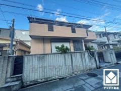 階段下や1階ホールにも収納スペースがあり、住空間を広々お使いいただけます。