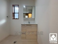 収納付きでスッキリお使い頂ける3面鏡の洗面台です。洗面ボウルが広めなので、忙しい朝でも身支度がしやすく時短になります。