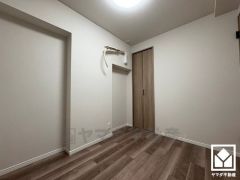 約3.7帖の洋室です。お子様のお部屋などにも丁度良い広さです。