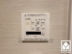 浴室暖房乾燥機付き。真冬の寒い浴室を暖かく、また雨の日の洗濯物の乾燥にと多用途に活躍する機能です。
