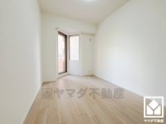 洋室は全居室バルコニーに繋がるお部屋となっております。明るい陽光がたっぷり差し込む心地よい生活空間です。