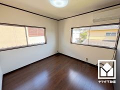 2面採光の大きな窓からは明るい光が降り注ぎます。柔らかな光が差し込むお部屋で、快適で落ち着いた生活をお送りいただけます。