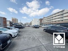 現在、駐車場に空きがございます。空き状況は変動いたしますので、詳細は弊社スタッフまでお気軽にお問い合わせください。