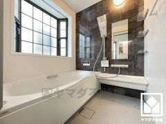 ゆったり足が伸ばせるので、毎日の疲れを癒やすバスタイムを実現