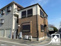 トイレには、トイレットペーパーのストックやお掃除道具・消耗品置き場などとしてお使いいただける階段下の収納スペースがございます。