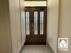 ドアの窓から光が差し込み、外出時にも帰宅時にも、明るい気持ちになれる玄関です。