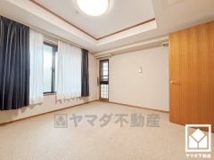 約9.2帖の洋室です。2面採光の大きな窓からは明るい光が降り注ぎます。ガラスブロックを取り入れたデザイン性の高い洋室で、リラックスしたひとときを過ごせます。