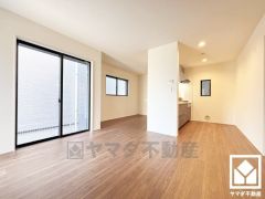 広々16.5帖のLDKが魅力。家族全員がリラックスできる、ゆったりとした快適リビングで温かい団らんの時間を。