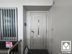 ドアのスリット窓から光が差し込み、外出時にも帰宅時にも、明るい気持ちになれる玄関です。