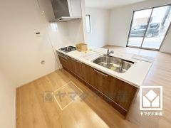 毎日の料理がもっとスムーズに。便利な3口コンロ付きキッチン。災害時の非常食や食料品のストックなども保存できる床下収納がございます。