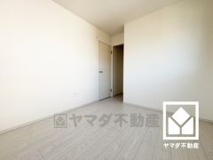 約5.5帖の洋室です。全居室フローリングでお掃除ラクラク。全居室収納もございますので、お部屋の広さを最大限に活用できます。