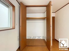 クローゼットは奥行きがあるので、収納力も申し分ありません。（リフォーム前の写真です）