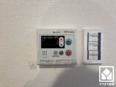 お湯はりスイッチを押し、給湯栓を開けてお湯はりをすると、設定した湯量でお湯が自動的に止まるオートストップ機能付き。（給湯栓は開いたままなので、必ず閉めてください）