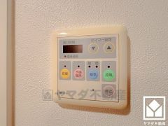 浴室暖房乾燥機付き。真冬の寒い浴室を暖かく、また雨の日の洗濯物の乾燥にと多用途に活躍する機能です。