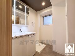 3面鏡の洗面台です。縦に2本配置されたLED照明が顔全体を明るく均等に照らしてくれるので、スキンケアやメイクがしやすくなります。