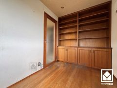 書斎スペースには大きな棚があり、仕事に必要な書類や資料、趣味の道具やコレクションなど、用途に合わせてご利用いただけます。