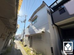 平担地なので傾斜が少なく、自転車やベビーカーでの移動も楽ちんです。建築コストが抑えられ、建物設計の自由度が高まります。バリアフリー設計にも適しています。