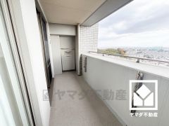 南向きバルコニーで陽当たり、風通し良好。奥行きがあり広々としているため、お洗濯物をたっぷりと干す事ができます。