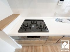 家族のごはん作りがはかどる。同時調理ができる3口コンロ付き。