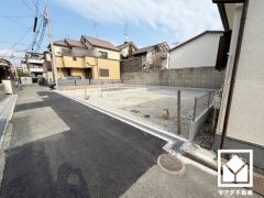 阪神電鉄本線「出屋敷」駅まで徒歩約13分、JR東海道本線「立花」駅まで徒歩約25分の立地。