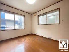 全居室2面採光。明るい陽光がたっぷり差し込む心地よい生活空間です。（リフォーム前の写真です）