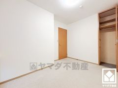 約5.1帖の洋室です。お子様のお部屋などにも丁度良い広さです。