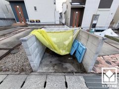 太陽光パネルと蓄電池を搭載。自家発電した電気を使うことで電気代の節約になると同時に、電気料金に含まれる再エネ賦課金の支払い額の削減にも繋がり、余剰電力を売ることで収入を得ることもできます。