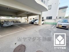 敷地内に駐車場を完備（月額10000円）。現在、駐車場に空きがございます。空き状況は変動いたしますので、詳細は弊社スタッフまでお気軽にお問い合わせください。