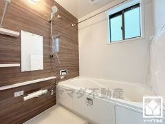 1日の疲れを癒す浴室でゆったりリフレッシュ。ナチュラルな木目調のアクセントパネルは落ち着いた雰囲気を演出してくれます。