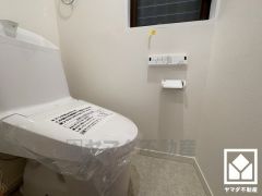 明るく清潔感溢れるトイレです。小窓が付いているので日中は明るく、居心地の良いプライベートスペースです。