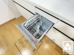 毎日の家事の負担を軽減でき、水道代の節約にもなる食器洗乾燥機付き。