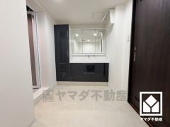 小さなお子様のお風呂上りもこのスペースがあればゆったりとして頂けます。室内洗濯機置場がございますので、天候に左右されず洗濯していただけます。